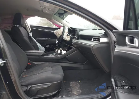 2022 Kia K5 Lxs z USA, uszkodzony, nr VIN 5XXG14J27NG084018